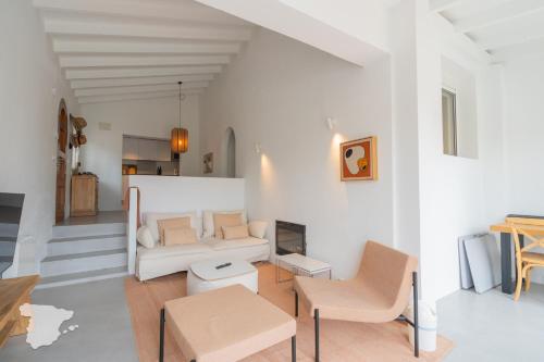 a white living room with a couch and chairs at CostaBlancaDreams Casa Tres in Benissa Costa in Fanadix