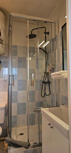 un baño con ducha y lavabo en Vue Mer sur l'isthme plage à 2 min. Arrivée H24, en La Seyne-sur-Mer
