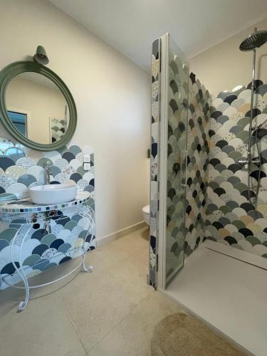 une salle de bain avec un miroir et un lavabo dans l'établissement La Bastide d'EAU - Exceptionnel, 5 Stars, 14 pers., à Saint-Cyr-sur-Mer