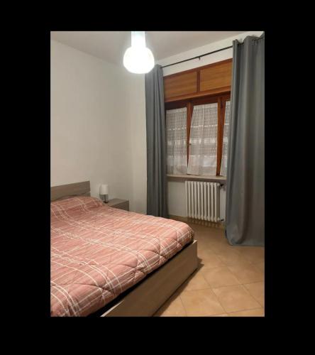 una camera da letto con un letto e una finestra di RESIDENZA LAURIOLA a Rodi Garganico