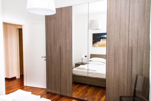 Un pat sau paturi într-o cameră la Style Homes Brera San Marco 29