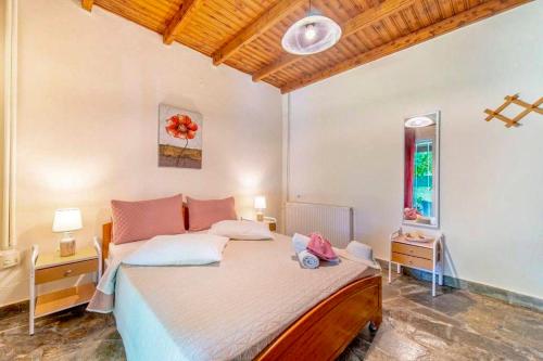 Säng eller sängar i ett rum på Pavlos Sofia Villa Chalikounas