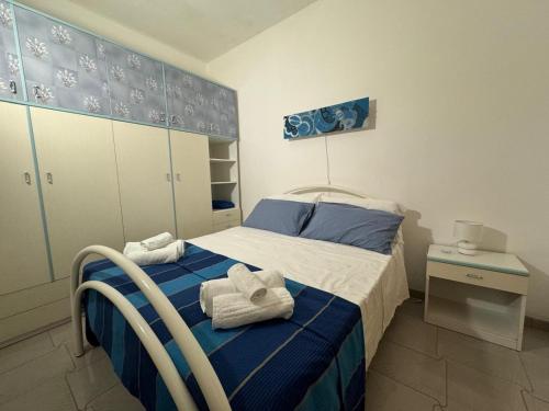 a bedroom with a bed with towels on it at CASA VACANZA RIVABELLA in Rivabella