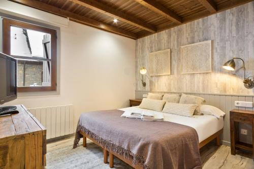 Postel nebo postele na pokoji v ubytování Luderna - Apartamento Val de Ruda B2 Pradets