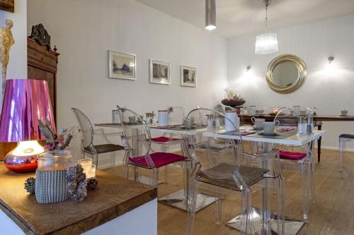 a dining room with tables and chairs and a lamp at Designhotel 1690 & Apartments in Rendsburg