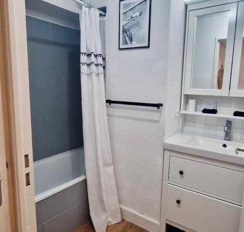 une salle de bain avec un rideau de douche et un lavabo dans l'établissement Marianne Joli T3 Central, Climatisé avec Parking, à Sète