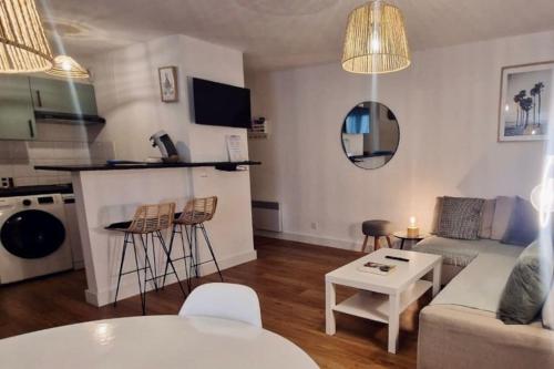 un salon avec un canapé et une table dans l'établissement Marianne Joli T3 Central, Climatisé avec Parking, à Sète