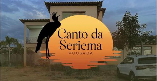 un panneau devant une maison avec un oiseau dans l'établissement Pousada Canto da Seriema, à Tiradentes