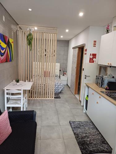 a living room with a table and a kitchen at Alojamento Joaninha Douro 1 in Peso da Régua