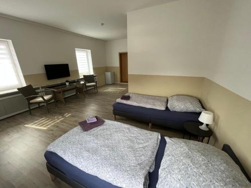 Postel nebo postele na pokoji v ubytování Doppelzimmer mit Bad- Fernseher