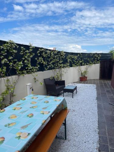 a patio with a table on a roof with flowers at COTTAGE ILARIO in Lazise