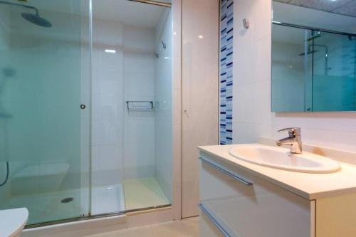 瓦倫西亞的住宿－Alboraya Apartamento con vista al mar y piscina，一间带水槽和淋浴的浴室