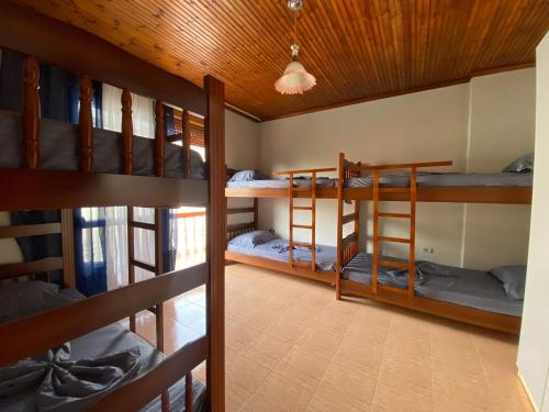 - une chambre avec 3 lits superposés dans une maison dans l'établissement Gather Inn Guest House, à Shkodër