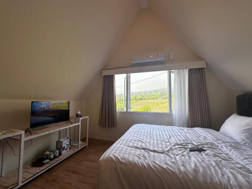 Postel nebo postele na pokoji v ubytování Bintang Langit Lodge Ciater