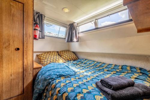 1 dormitorio con 1 cama en la parte trasera de un barco en Péniche - Nuits insolites en Nort-sur-Erdre