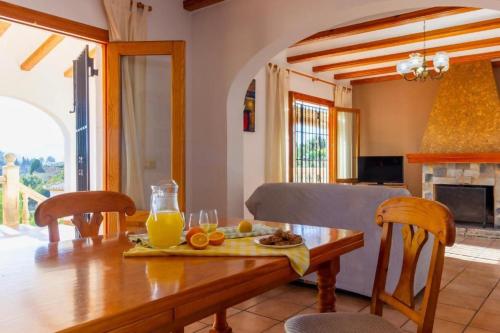 Una televisión o centro de entretenimiento en Chalet Los Olivos con piscina