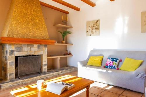Un lugar para sentarse en Chalet Los Olivos con piscina
