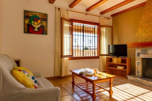 Una televisión o centro de entretenimiento en Chalet Los Olivos con piscina