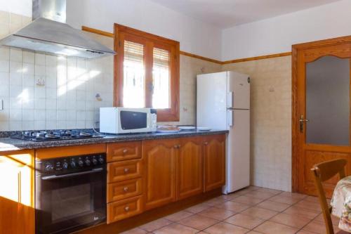 Una cocina o cocineta en Chalet Los Olivos con piscina