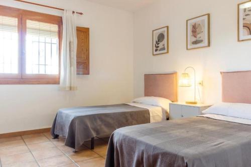 Una cama o camas en una habitación de Chalet Los Olivos con piscina