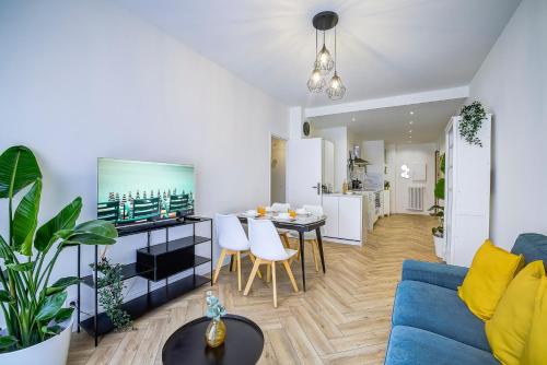 un salon avec un canapé bleu et une table dans l'établissement Maison Bianchi - Downtown Alsace Lorraine, à Nice