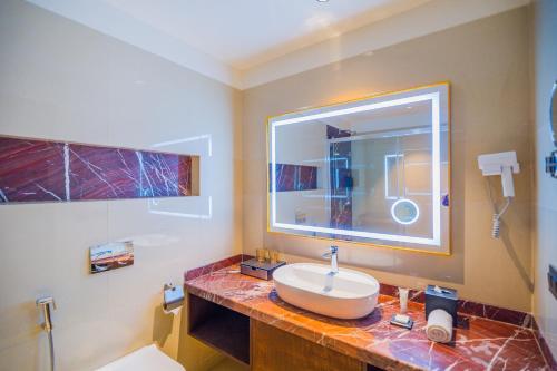 Bilik mandi di The Maple Hotel