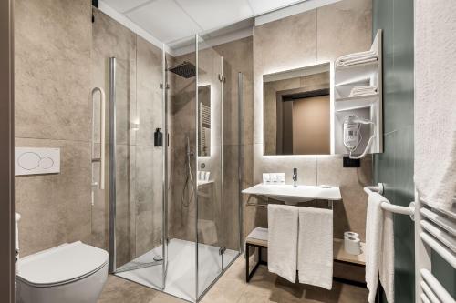 ein Bad mit einer Dusche, einem WC und einem Waschbecken in der Unterkunft City Style Hotel Reggio Emilia in Reggio nell'Emilia