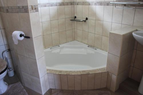 ダルストロアームにあるCottage Suikerbekkieのバスルーム(シャワー、トイレ、洗面台付)