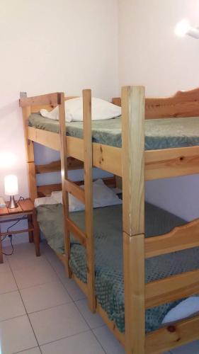 une chambre avec trois lits superposés dans une pièce dans l'établissement APPT 3 PIECES 42m2 + TERRASSE 9m2 REF 4044, à Le Castellas