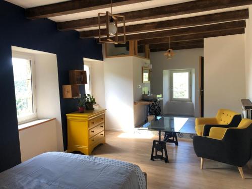 une chambre avec un lit et un bureau dans une pièce dans l'établissement Cambrassa, à Vals-les-Bains