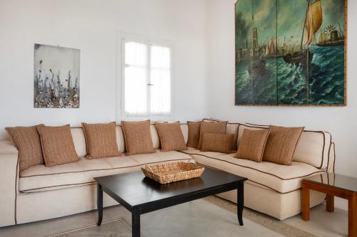 Zona de estar de Mykonian Style w Shared Pool Houses & Nighttime Security Guard