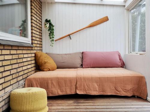 a bed sitting in the corner of a room at Bolig med sommerhusvibes, 80 meter fra badesø in Silkeborg