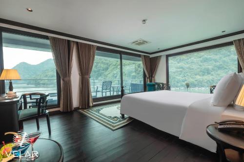 Ein Bett oder Betten in einem Zimmer der Unterkunft Velar of the Sea Cruise