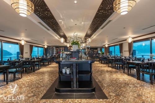Ein Restaurant oder anderes Speiselokal in der Unterkunft Velar of the Sea Cruise 
