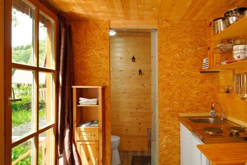 uma pequena casa de banho com um WC e uma janela em Tinyhaus 1 em Schöllnach