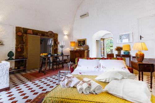 1 dormitorio con 1 cama con toallas en Torre di Scopello, en Scopello