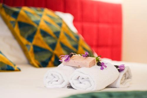 un pezzo di sapone e degli asciugamani su un letto di Loft Foscolo Open Space a Torino