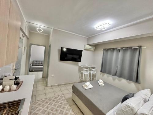 Телевизор и/или развлекательный центр в Karnayio Rooms - Propela