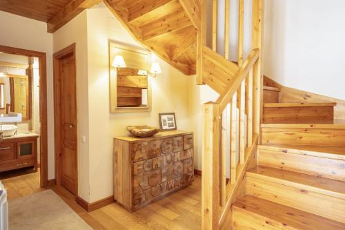 una scala in una casa di tronchi con pavimenti in legno di Luderna - Casa eth Farrow 2 a Vielha
