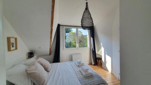Postel nebo postele na pokoji v ubytování Anatoline Audierne Appart'hôtel - Appartements vue Mer - Sea & Harbor Stay