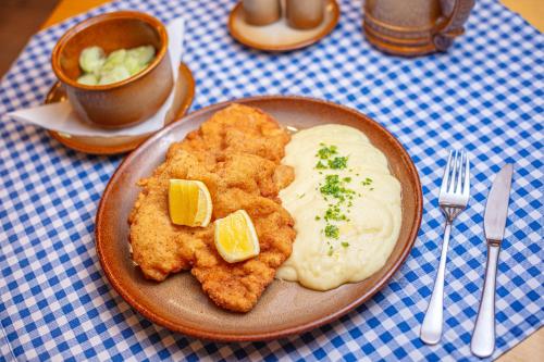ゲストハウスの敷地内または近くでの食事または食べ物