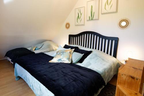 une chambre avec deux lits et une commode dans l'établissement Le Cocoon d'Etretat, à Bordeaux-Saint-Clair