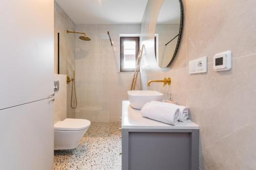 Koupelna v ubytování APARTAMENTY MIERZEJA - STEGNA PARK PREMIUM, 500 m od plaży, Bezpłatny Meleks