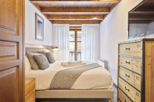 Luderna - Apartamento Val de Ruda A6 Porèra tesisinde bir odada yatak veya yataklar