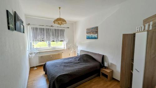 a bedroom with a bed and a window at Meiks Ferienwohnung in Erfde