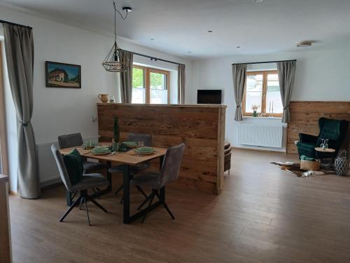 a dining room with a wooden table and chairs at Appartements Kumming - Urlaub inklusive Nationalparkcard in Rauris