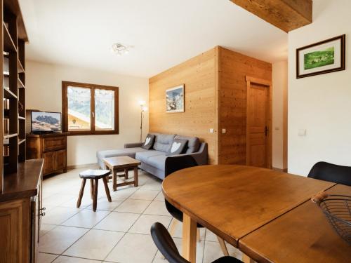 un salon avec un canapé et une table dans l'établissement 3***, proche pistes, ensoleillé, Wi-Fi, parking - FR-1-304-183, à La Clusaz