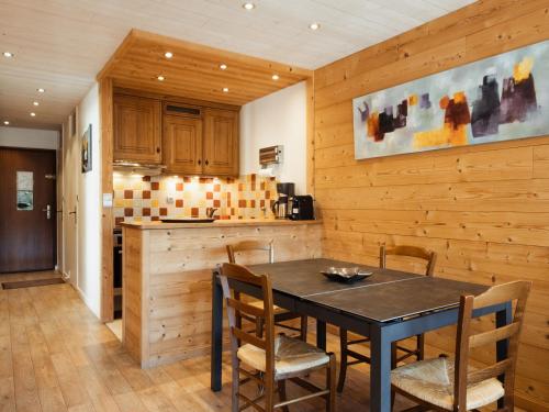 une salle à manger avec une table et des chaises dans une cuisine dans l'établissement 3***, chaleureux, 3 pièces, 6 pers., proche pistes et commerces, WIFI - FR-1-304-77, à La Clusaz