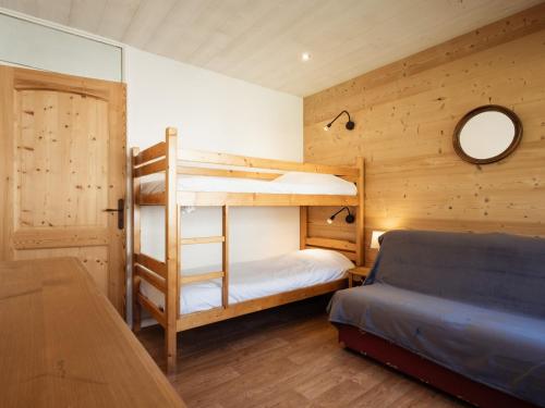 a bedroom with two bunk beds in a cabin at Appartement La Clusaz, 3 pièces, 6 personnes - FR-1-304-77 in La Clusaz