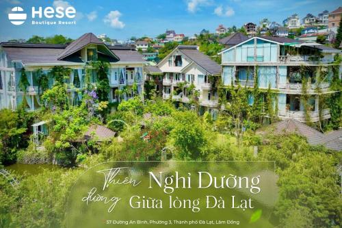 un gruppo di case su una collina con il titolo di guida a nord che danno di Hese Dalat Boutique Resort a Da Lat